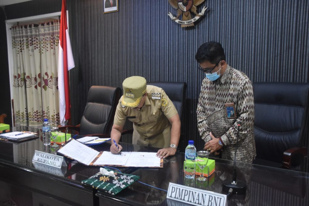 Foto.Wali Kota Kupang Dr. Jefirstson R. Riwu Kore, M.M., M.H., tandatangan MOU bersama Bank BNI Cabang Kupang.