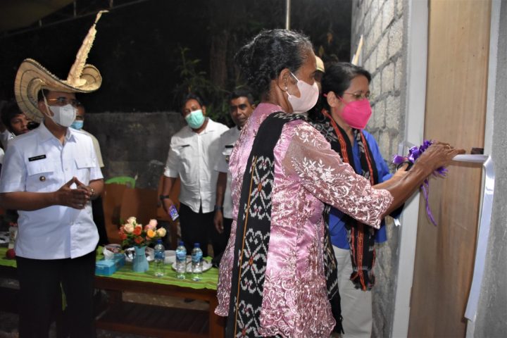 Foto. Walikota Kupang Dr. Jefirstson R. Riwu Kore, MM.,MH menyerahkan kunci rumah bagi lansia di kelurahan Liliba.