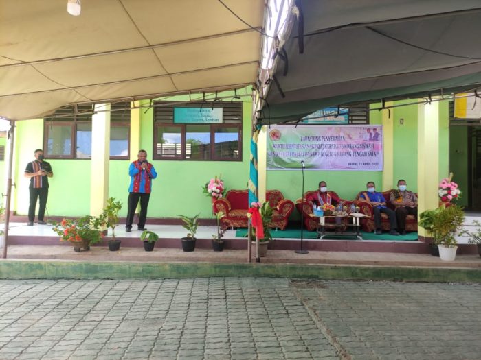 Foto. Pemerintah Kabupaten Kupang, menyerahkan 369 keping KIA kepada Siswa/i Satap Balfai. 
