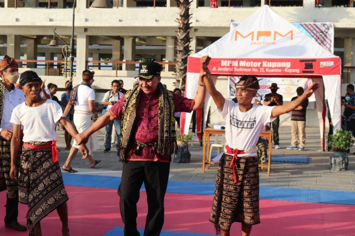 Foto. Wali Kota Kupang, Dr. Jefirstson R. Riwu Kore, MM.,MH, membuka festival olah raga rekreasi dan olah raga tradisional Pe Luru Hawu.