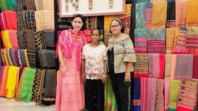 Julie Sutrisno Laiskodat Fasilitasi Kader Posyandu Dari Sikka Terima Penghargaan Dari Presiden Joko Widodo di Istana Negara