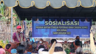 Foto. Wali Kota Kupang, Dr. Jefirstson R. Riwu Kore saat melakukan sosialisasi Bantuan Stimulan Penyedia Rumah Swadaya Tahun 2022 di Kelurahan Alak.