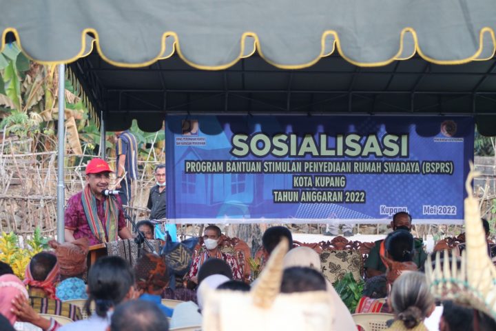 Foto. Wali Kota Kupang, Dr. Jefirstson R. Riwu Kore saat melakukan sosialisasi Bantuan Stimulan Penyedia Rumah Swadaya Tahun 2022 di Kelurahan Alak.