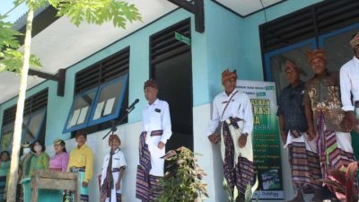 Foto. Bertindak sebagai inspektur upacara Hardiknas, Kepala Desa Oeletsala In Bilaut.