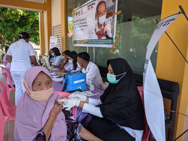 Foto. MS Sinode GMIT bersama Puskesma Kota Kupang lakukan vaksinasi Covid-19, di Gereja GMIT Laheroi Namosain.