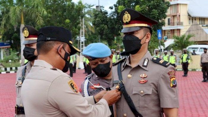 Foto. Kapolres Kupang mengenakan lencana kepada Kasat Reskrim yang baru.