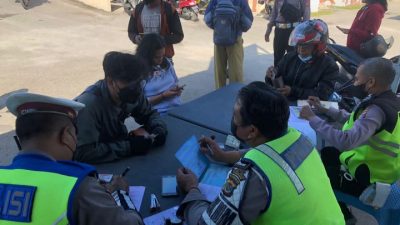 Foto. Anggota Satlantas Polres Kupang saat melayani pelanggar lalulintas.