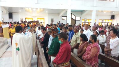 Foto. Bupati Kupang Korinus Masneno, saat menghadiri masa syukuran ulang tahun Gereja Paroki St.Yohanes Pemandi Buraen, ke 72. ( Foto humas kab. Kupang).