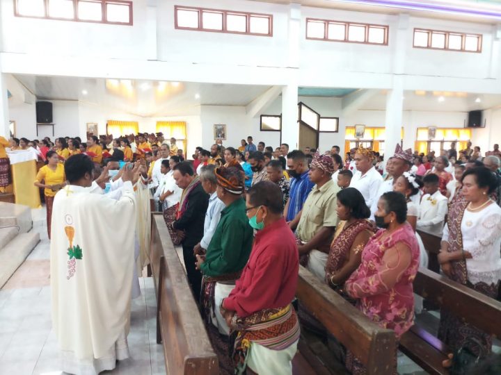 Foto. Bupati Kupang Korinus Masneno, saat menghadiri masa syukuran ulang tahun  Gereja Paroki St.Yohanes Pemandi Buraen, ke 72. ( Foto humas kab. Kupang).
