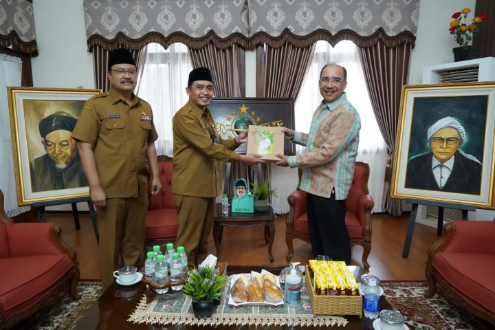 Foto. Wali Kota Kupang, Dr. Jefirstson R. Riwu Kore, temui Wali Kota Pasuruan, Drs. H. Saifullah Yusuf dan saling bertukar cenderamata. 