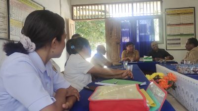 Foto. Wakil Bupati Kupang Jerry Manafe & Kadis P&K Imanuel Buan saat lakukan diskusi bersama guru SDN Oelbeba dan SMP Negeri 7 Fatuleu Satap. (Foto KB).