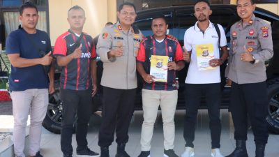 Foto. Kapolres Kupang AKBP. FX Irwan Arianto, SIK., MH., menyerahkan bonus kepada kedua Tim Pemenang Turnamen Bupati Cup II 2022.