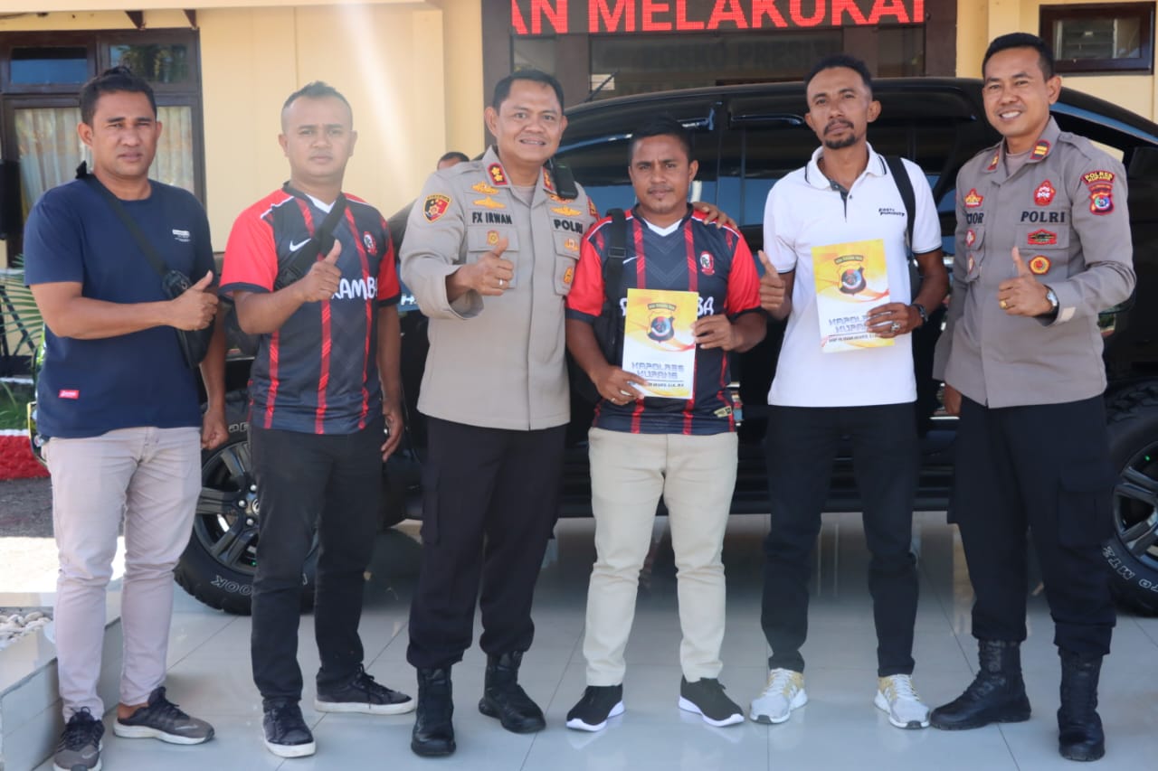 Foto. Kapolres Kupang AKBP. FX Irwan Arianto, SIK., MH., menyerahkan bonus kepada kedua Tim  Pemenang Turnamen  Bupati Cup II 2022.