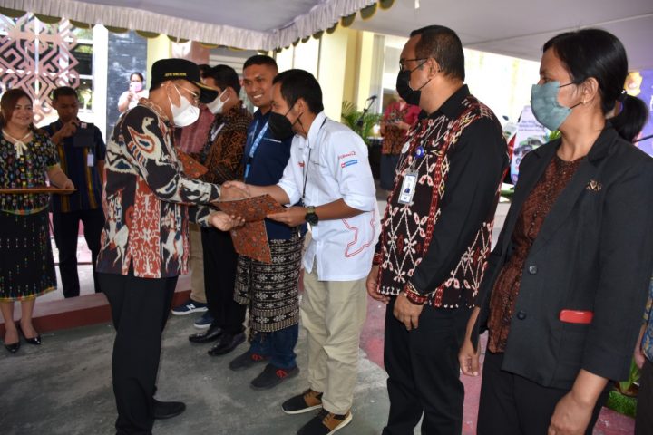 Foto. Wali Kota Kupang, Dr. Jefirstson R. Riwu Kore, saat menyerahkan piagam penghargaan kepada 10 perusahaan wajib pajak panutan.