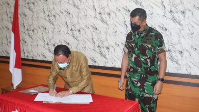 Foto. Bupati Kupang Korinus Masneno dan Dandim 1604/Kupang Moh Iqbal Lubis, menandatangani MuO TNI Manunggal Membangun Desa (TMMD) ke-114.