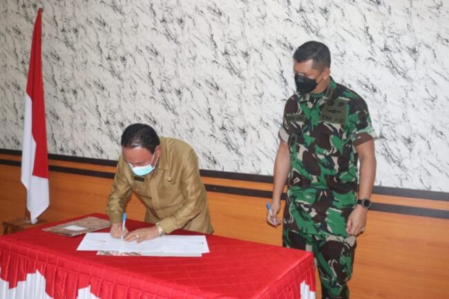 Foto. Bupati Kupang Korinus Masneno dan Dandim 1604/Kupang Moh Iqbal Lubis, menandatangani MuO TNI Manunggal Membangun Desa (TMMD) ke-114.