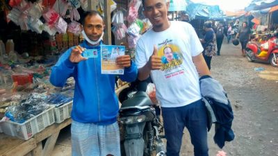 Foto. Teman Jeriko membagikan 400 brosur kepada pedagang dan pengunjung Pasar Oeba.