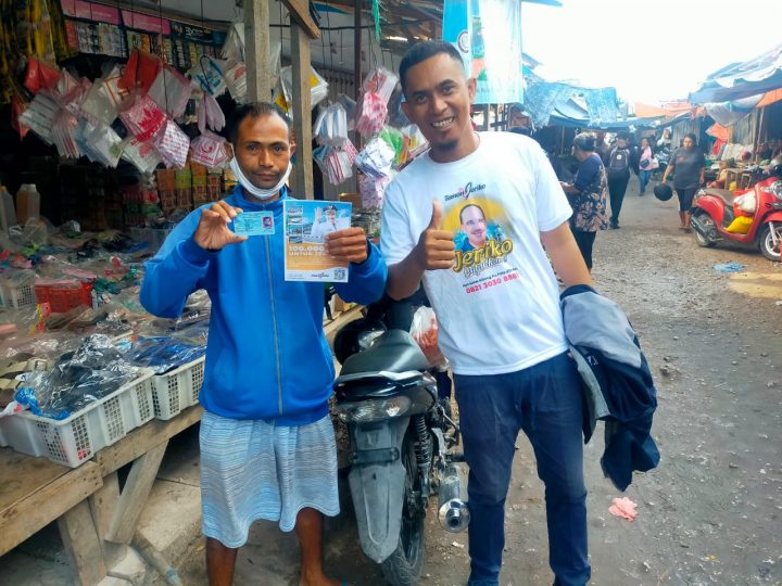 Foto. Teman Jeriko membagikan 400 brosur kepada pedagang dan pengunjung Pasar Oeba.