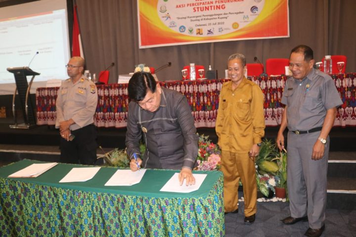 Foto. Penandatangan 13 Kesepatan bersama hasil rembuk stunting, dalam upaya pencegahan stunting Kabupaten Kupang.