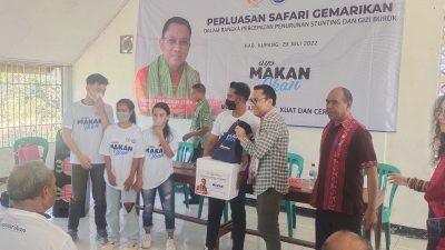 Foto. Anggota DPR RI Dapil NTT II Yohanis Fransiskus Lema, mengelar safari Gemar Masyarakat Makan Ikan (Gemarikan) di Pantai Sulamanda, Desa Matai Air, Kecamatan Kupang Tengah, Kabupaten Kupang Jumat (29/07/2022). Foto KB.