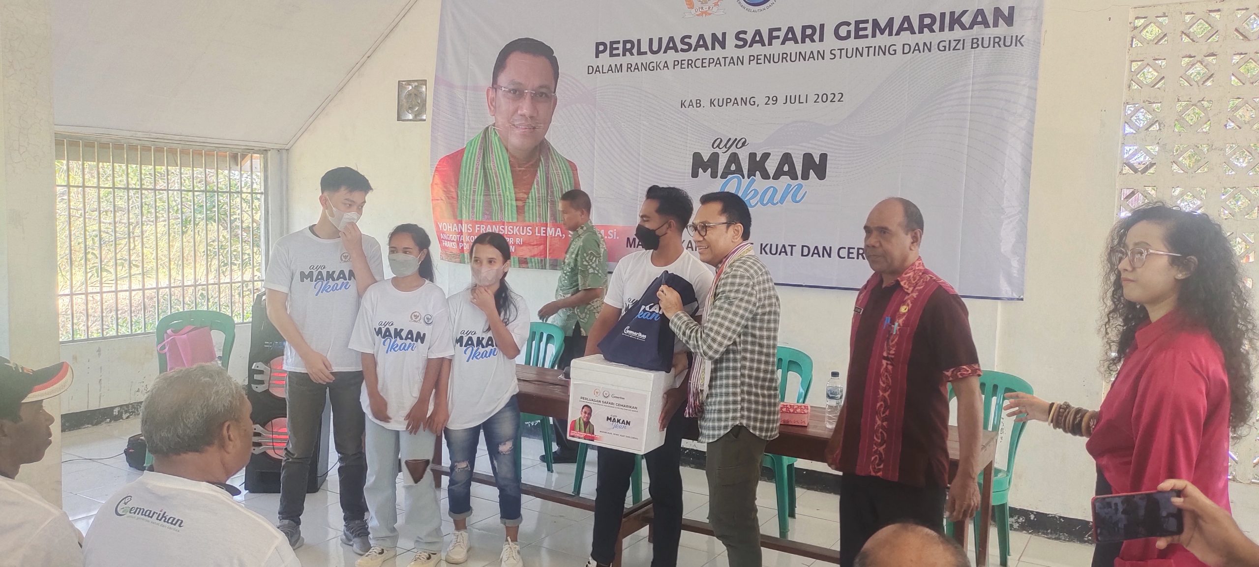 Foto. Anggota DPR RI Dapil NTT II Yohanis Fransiskus Lema, mengelar safari Gemar Masyarakat Makan Ikan (Gemarikan) di Pantai Sulamanda, Desa Matai Air, Kecamatan Kupang Tengah, Kabupaten  Kupang Jumat (29/07/2022). Foto KB.