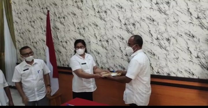 Foto. Plt. Inspektur Inspektorat Daerah Kabupaten Kupang Novita D.E. Foenay, A.Pi., MT., menyerahkan memori serah terima jabatan kepada pejabat baru Agustinus K. Funay.