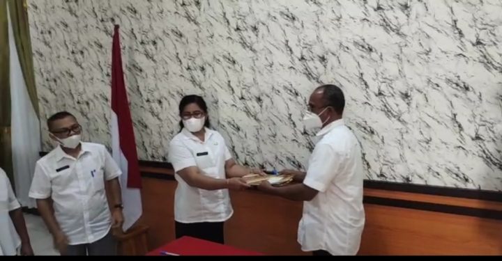 Foto. Plt. Inspektur Inspektorat Daerah Kabupaten Kupang Novita D.E. Foenay, A.Pi., MT., menyerahkan memori serah terima jabatan kepada pejabat baru Agustinus K. Funay.