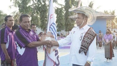 Foto. Sekretaris DPW SMSI NTT Yoseph P. S. Bataona, saat menyerahkan pataka SMSI kepada Ketua DPD SMSI Kabupaten Rote Ndoa Frangky Johanis, dalam pelantikan di lapangan Futsal Syahbandar Ba,a, Senin (01/08/2022).