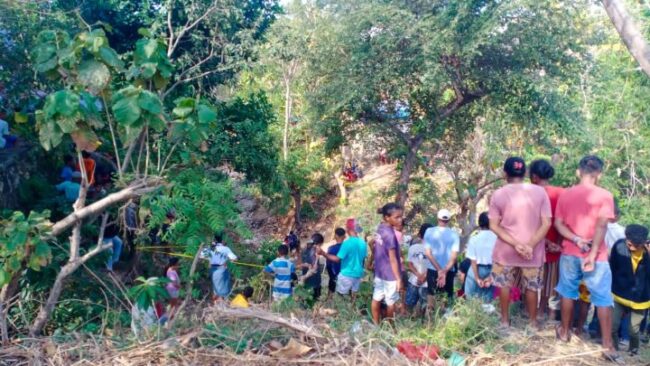 Foto. Warga Kota Kupang memadati lokasi tempat penemuan mayat laki-laki yang hangus terbakar di sekitar area TPU Liliba, Kota Kupang.