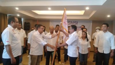Foto. Ketua DPW SMSI Propinsi NTT Beni Jahang menyerahkan bendera petaka SMSI kepada Ketua DPD SMSI Kota Kupang Semy R. H. Balukh.