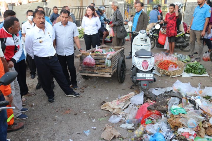 Foto. Penjabat Wali Kota Kupang, George M. Hadjoh, S.H, saat   meninjau kondisi Pasar Penfui dan Pasar Oeba.
