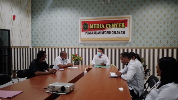 Foto. Pengurus DPD SMSI Kabupaten Kupang terus memperkenalkan diri Kepada Ketua, Wakil Ketua, Sekertaris dan  Panitera Pengadilan Negeri Oelamasi.