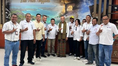 Foto. Panitia Diskusi Kritis Refleksi 4 Tahun Kepemimpinan Victory-Joss usai Audiens foto bersama Gubernur NTT Vicktor B. Laiskodat.