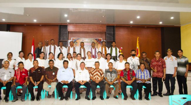 Foto. Bupati Korinus Masneno, secara resmi melepas Kontingen Pesparani Kabupaten Kupang ikut ajang Pesparani Propinsi NTT ke II.