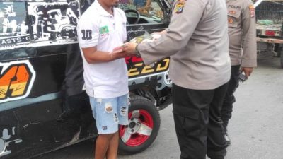 Dampak Kenaikan BBM, Polres Kupang Bagi Beras Kepada Sopir Angkot