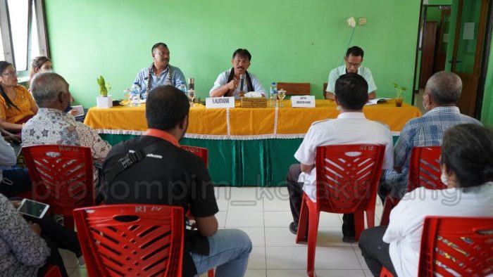 Foto. Penjabat Wali Kota Kupang, George M. Hadjoh, SH, berkantor di kelurahan Penfui saat melakukan dialog bersama warga terkait berbagai persoalan yang dihadapi.