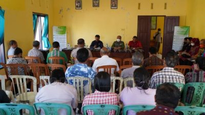 Foto. Penjabat Wali Kota Kupang, George M. Hadjoh, berdiskusi dengan warga saat berkantor di Kelurahan Kolhua, Kecamatan Maulafa, Kota Kupang.
