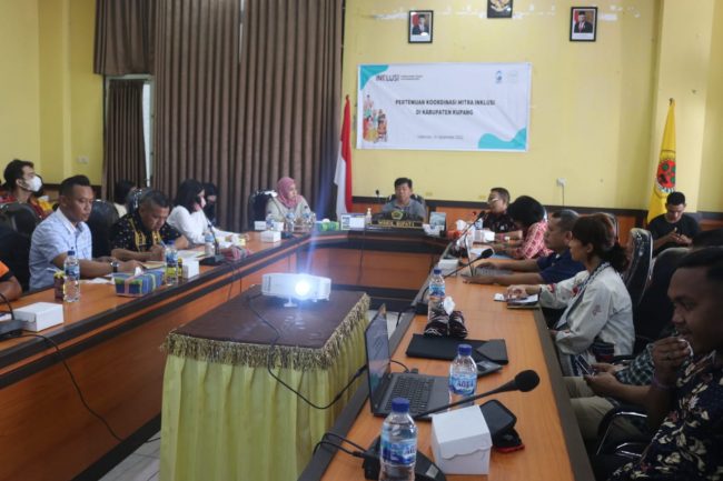 Foto.Wakil Bupati Kupang Jerry Manafe, secara resmi membuka kegiatan pertemuan Koordinasi Mitra Inklusi di ruang rapat Wakil Bupati Kupang, Jumat (16/09/2022).