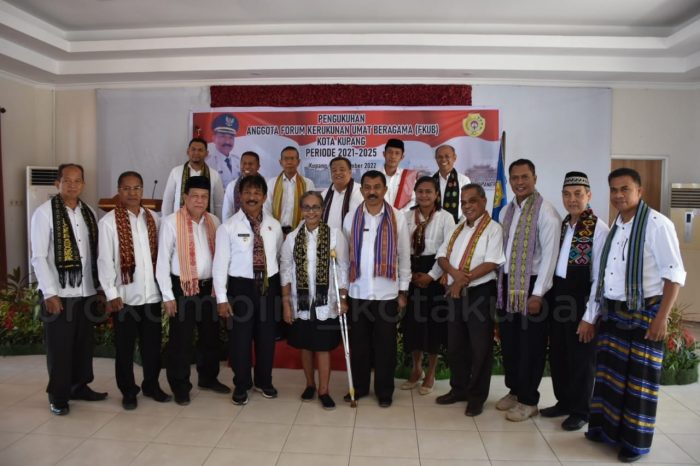 Foto. Penjabat Wali Kota Kupang, George M. Hadjoh, secara resmi mengukuhkan Anggota Forum Kerukunan Umat Beragama (FKUB) Kota Kupang periode 2021-2025. 