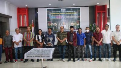 Foto. Penjabat Wali Kota Kupang, George M. Hadjoh, SH, saat foto bersama para penulis E-Book Narasi Damai, senior KOMPAK.