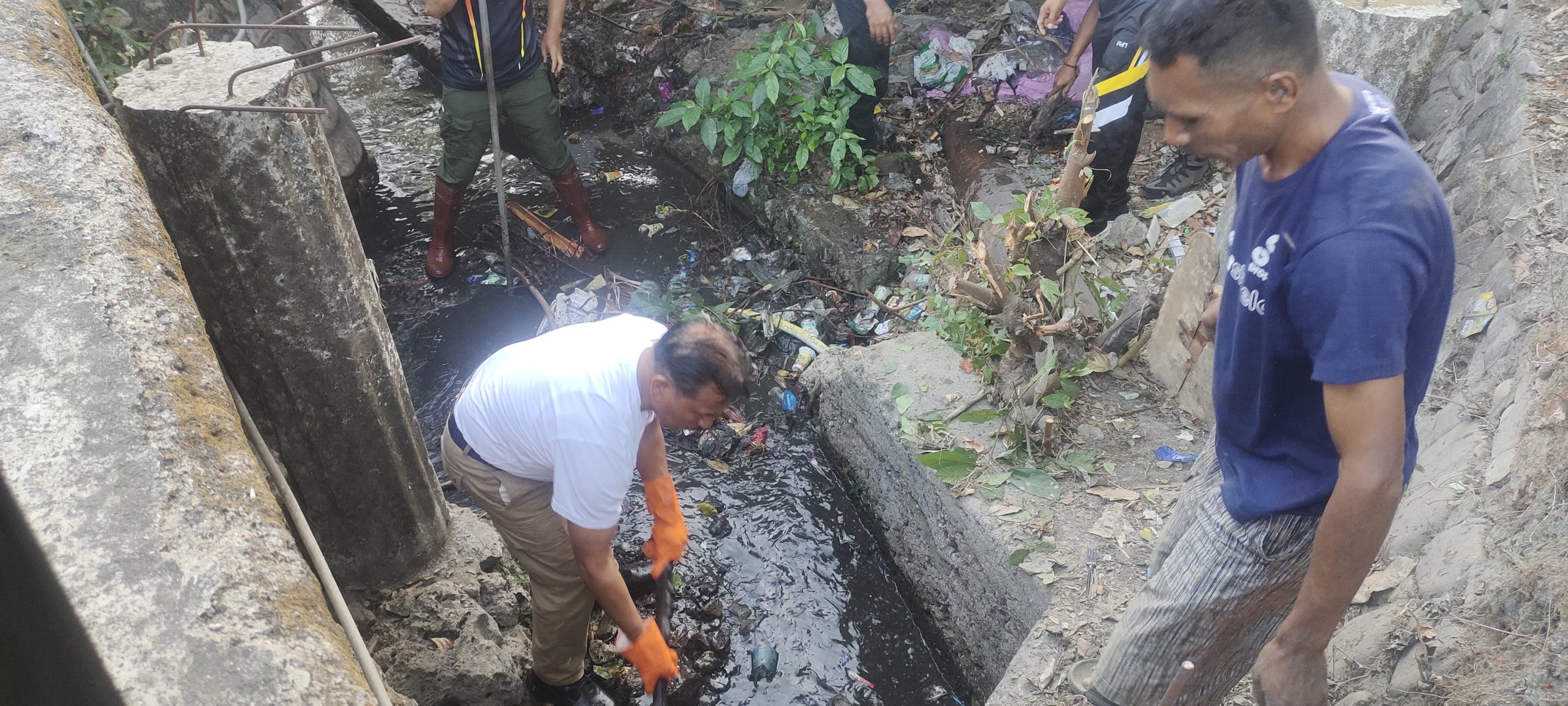 Foto. Penjabat Wali Kota Kupang, George Melkianus Hadjoh, S.H turun langsung Langsung Membersihkan Drainase dari Sampah.