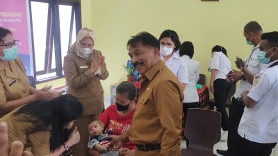 Foto. Penjabat Wali Kota Kupang, George M. Hadjoh, memantau langsung pemberian imunisasi PVC kepada bayi usai melaunching imunisasi PCV di Kelurahan Lasiana.