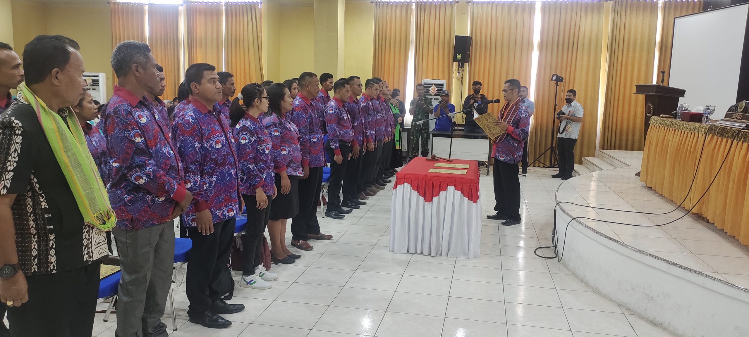 Foto. Sekertaris 1 Pengurus Daerah Persatuan Perangkat Desa Indonesia ( PPDI) Pusat, Fathur Rofiq, secara resmi melantik  27 anggota PPDI Kabupaten Kupang.