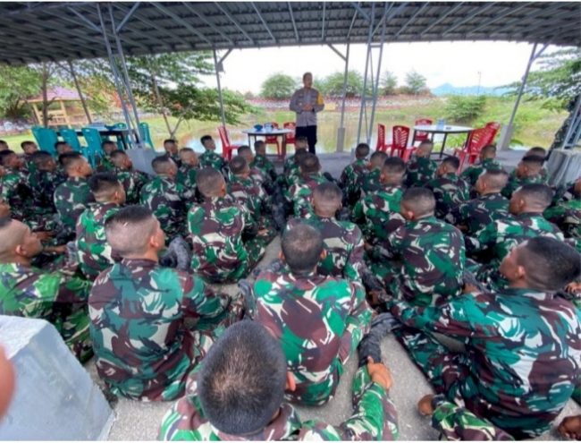 Foto. Sepasukan  Tentara Muda asal Kesatuan Brigif 21 Komodo Kupang, dibawah pimpinan Kapten Oky dan Lettu Bobby Neno, menerobos masuk Markas Komando Polres Kupang, Selasa (11/10/2022) siang.