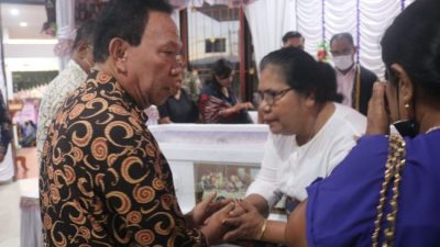 Foto. Bupati Kupang Korinus Masneno, saat melayat di rumah duka almarhum Sekda Provinsi NTT.