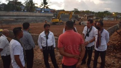 Foto. Penjabat Wali Kota Kupang, George M. Hadjoh, SH meninjau lapangan multi fungsi di Kelurahan Nunbaun Sabu.