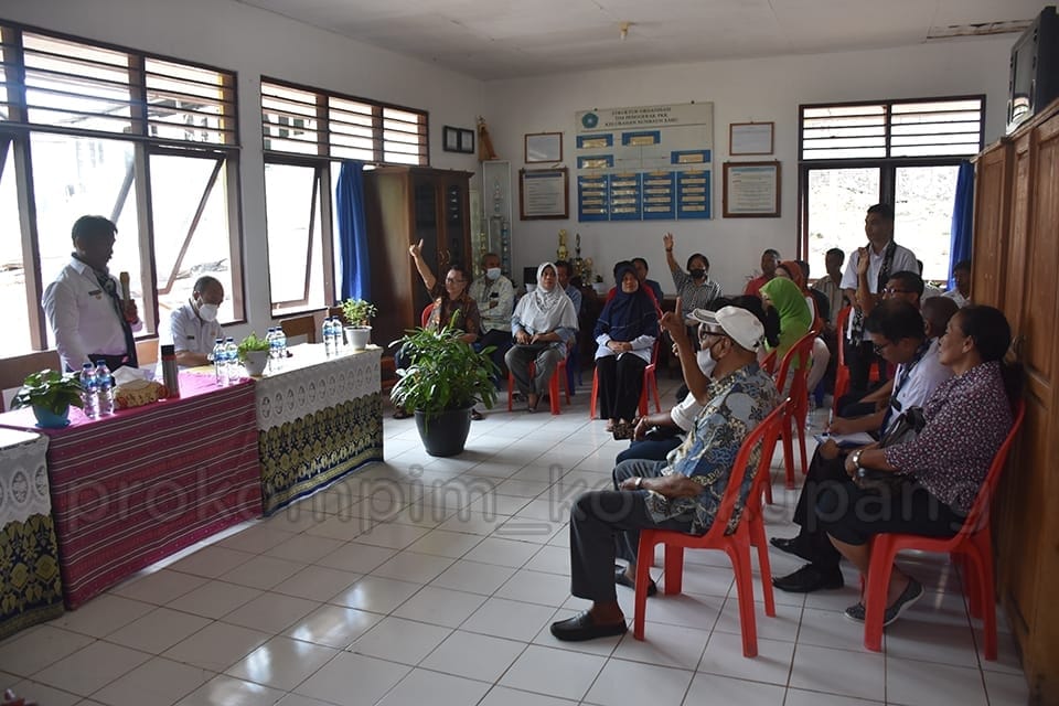 Foto. Penjabat Wali Kota Kupang George M. Hadjoh, saat menjumpai Warga Kelurahan Nunbaun Sabu.