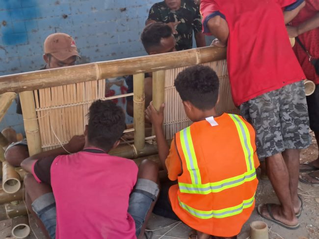 Foto. Coop TLM Indonesia berkolaborasi dengan Yayasan Bambu Lestari dan Bambu Bos melalukan pelatihan furniture berbahan dasar dari bambu.