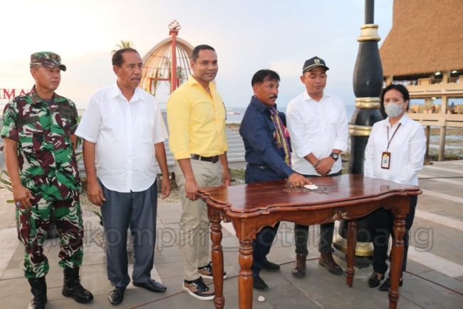 Foto. Penjabat Wali Kota Kupang, George M. Hadjoh, S.H menekan tombol sirine tanda dibukanya pemanfaatan Kawasan Wisata Pantai Kelapa Lima.