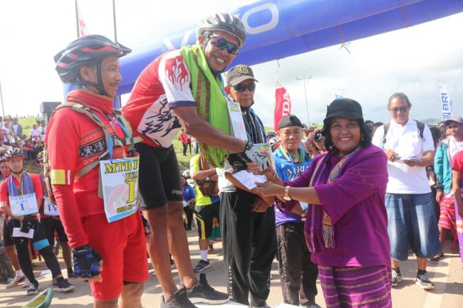 Foto. Wakil Ketua DPRD Kabupaten Kupang, Sofia Malelak-  De Haan, saat menyerahkan hadiah kepada pemenang  balap sepeda Tour De Timau pada penutupan Kegiatan KONAS XV FK-PKB di Amfoang.